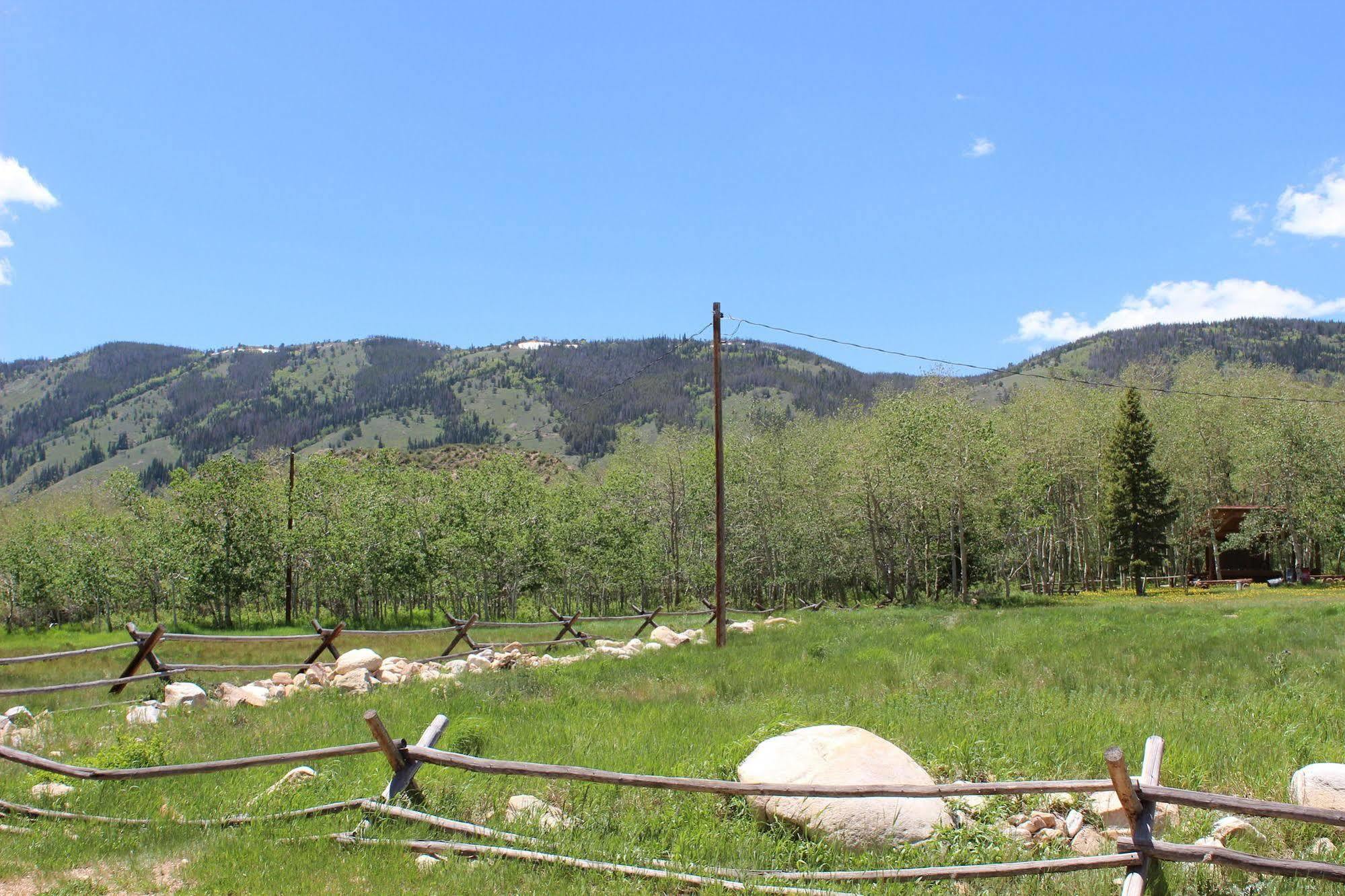 Old Corral Hotel Centennial Luaran gambar